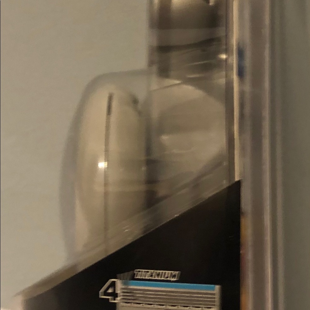 Schick Quattro 4 Titanium Razor & Free headphone - Picture 3 of 4